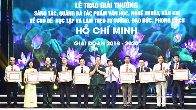 Các tập thể có thành tích quảng bá xuất sắc được trao giải. Ảnh: TRẦN HẢI