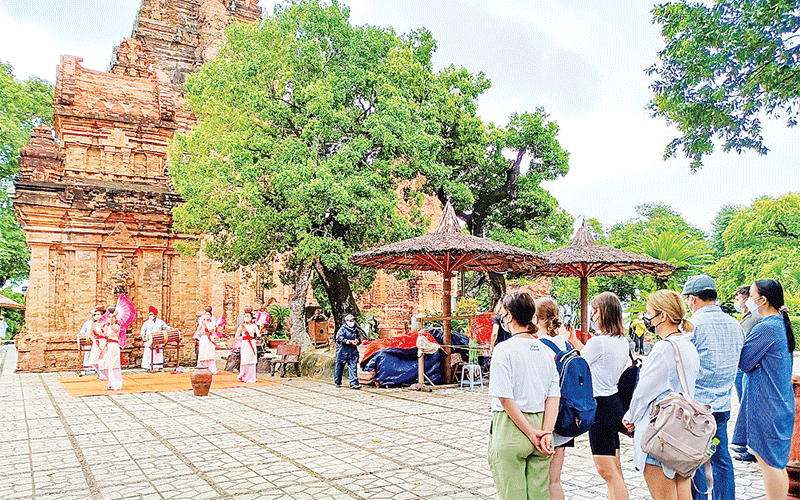 Du khách quốc tế tham quan tháp Ponagar, Nha Trang, Khánh Hòa. (Ảnh ANEX VIỆT NAM) 