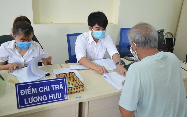 Chi trả lương hưu cho người hưởng (Ảnh minh họa).