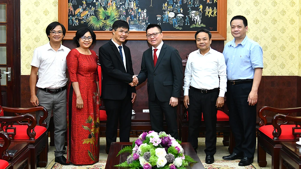 Lãnh đạo Báo Nhân Dân và lãnh đạo Hội Nhà báo tỉnh Kon Tum, Báo Kon Tum tại buổi tiếp. Ảnh: ĐĂNG KHOA
