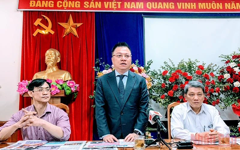 Đồng chí Lê Quốc Minh gặp mặt và trao đổi với cán bộ, phóng viên Báo Hải Phòng.