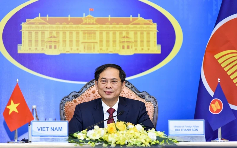 Bộ trưởng Ngoại giao Bùi Thanh Sơn dẫn đầu đoàn Việt Nam tham dự Hội nghị. (Ảnh: Báo Thế giới và Việt Nam cung cấp)