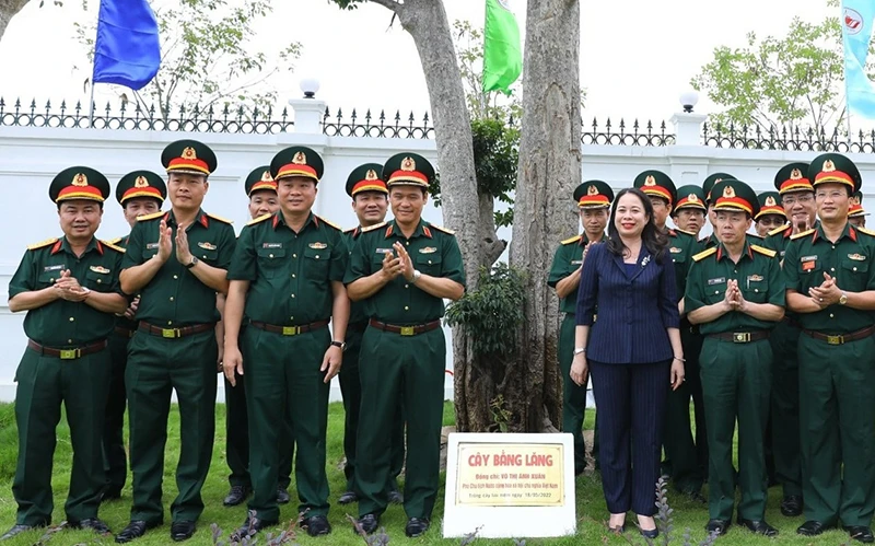 Phó Chủ tịch nước Võ Thị Ánh Xuân trồng cây lưu niệm tại Binh đoàn 12.