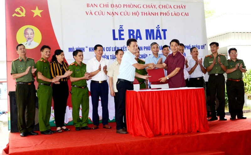 Ký cam kết thực hiện tiêu chí mô hình “Khu dân cư liên kết an toàn phòng cháy, chữa cháy” ở khu dân cư Châu Úy, phường Nam Cường, TP Lào Cai.