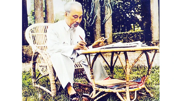 Chủ tịch Hồ Chí Minh làm việc tại Phủ Chủ tịch. Ảnh tư liệu