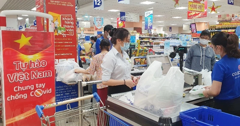 Người dân chọn mua hàng hóa, thực phẩm tại một siêu thị Co.opmart.