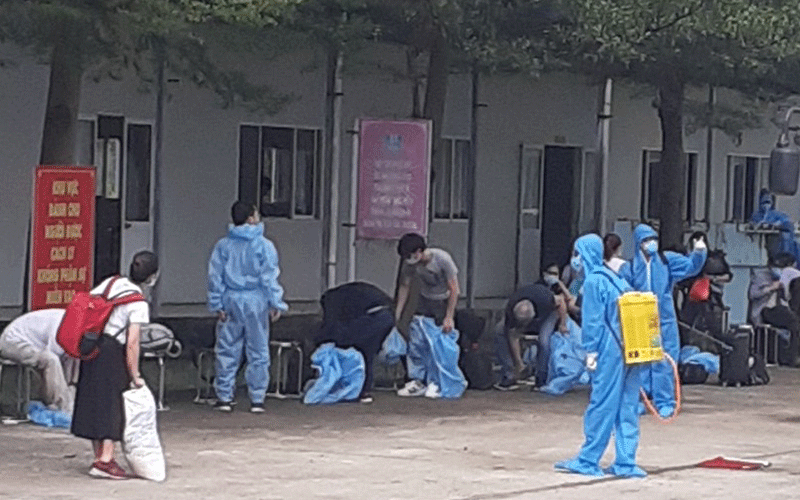 Công dân Việt Nam trở về từ Pháp tại Khu cách ly Trường Cao đẳng Cảnh sát Nhân dân II.