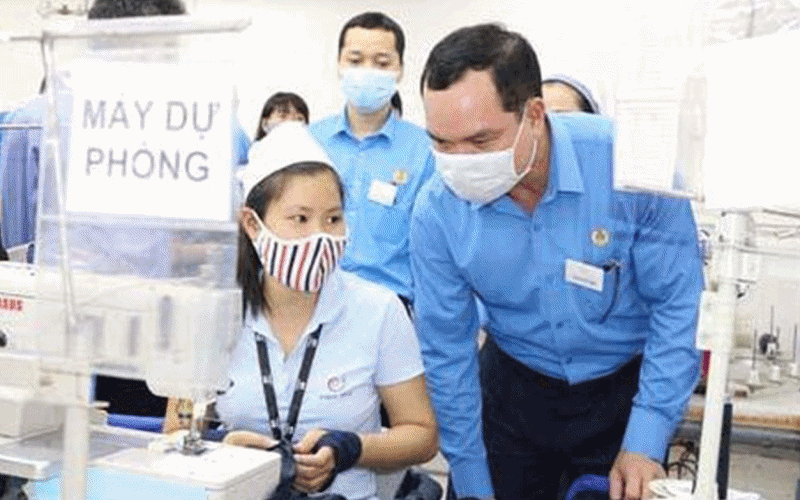 Đồng chí Nguyễn Đình Khang thăm hỏi, động viên công nhân, lao động Công ty TNHH Esquel Việt Nam (Khu Công nghiệp VSIP, tỉnh Bình Dương).