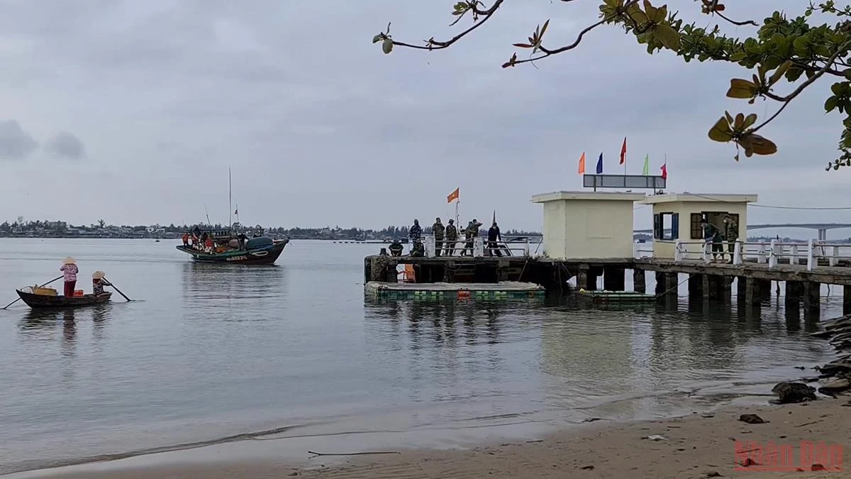Huy động lực lượng, phương tiện tập trung tìm nạn nhân còn mất tích.