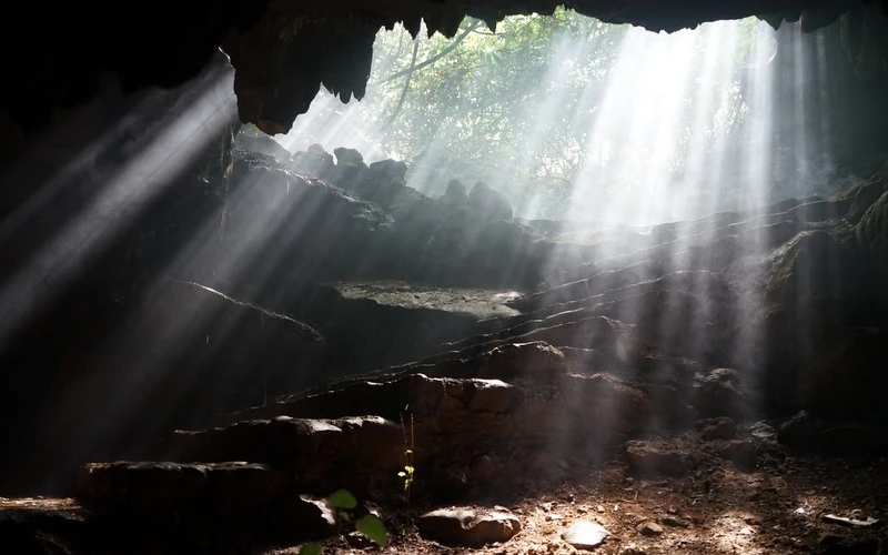 Những tia năng sớm soi rọi làm tăng sự huyền ảo ở động Thiên Hà.