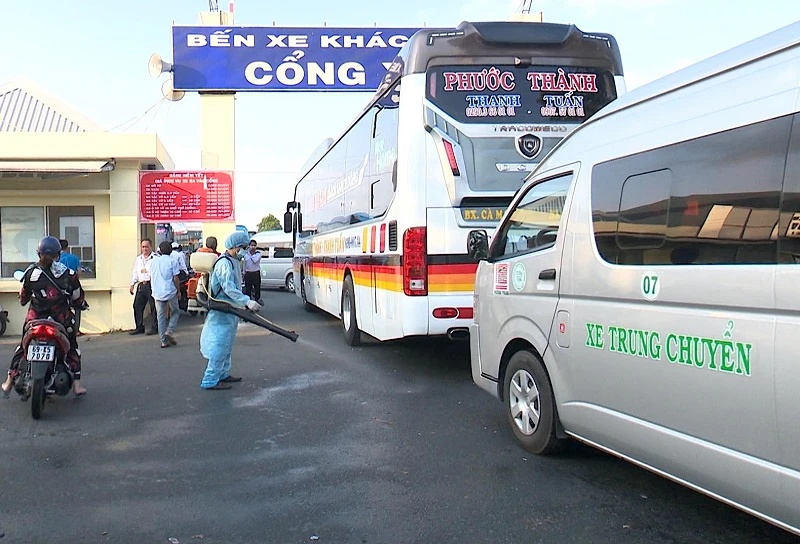 Cơ quan chức năng phun thuốc tiêu độc, khử trùng tại Bến xe khách Cà Mau.