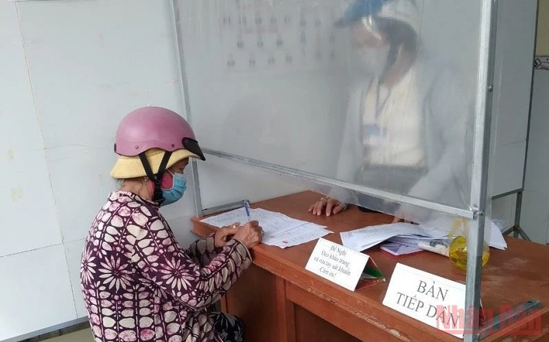 Một cụ già bán vé số nhận hỗ trợ tại phường Mỹ Xuyên, thành phố Long Xuyên.