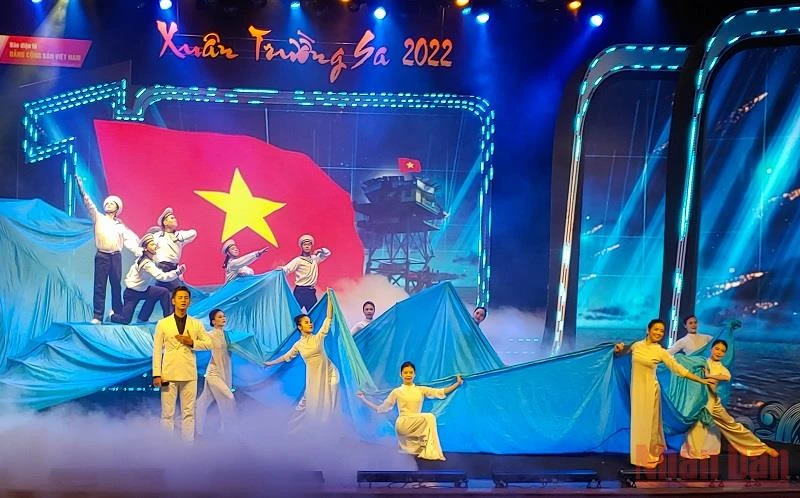 Tiết mục biểu diễn mở màn Chương trình “Xuân Trường Sa” năm 2022. (Ảnh: TRUNG HƯNG)