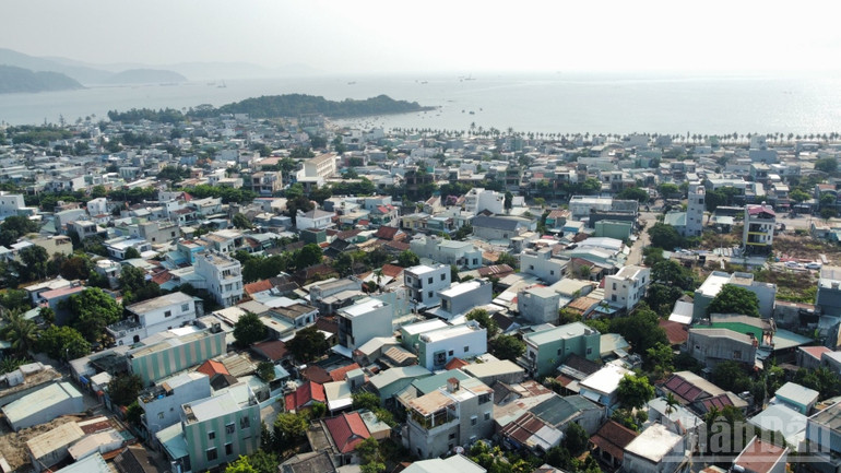 Làng Nam Ô nằm sát biển, phía xa là ghềnh đá Nam Ô, nơi thiên nhiên và làng chài giao hòa. ndo_br_toan-canh.jpg