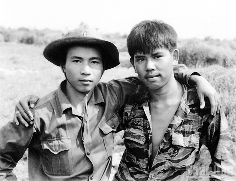 Tác phẩm nhiếp ảnh “Hai người lính” của nghệ sĩ nhiếp ảnh, nhà báo Chu Chí Thành - Giải thưởng Hồ Chí Minh về văn học, nghệ thuật năm 2022. ndo_br_13-hai-nguoi-linh-nguyen-huy-tao-quan-giai-phong-nguoi-ha-noi-va-bui-trong-nghia-linh-cong-hoa-nguoi-sai-gon-khoac-vai-nhau-don-mung-hoa-binh-o-chot-long-quang-1973-chu-chi-thanh.jpg
