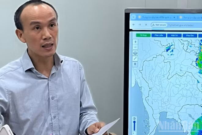 Ông Hoàng Phúc Lâm, Phó Giám đốc Trung tâm Dự báo khí tượng thủy văn quốc gia thông tin về bão số 5.