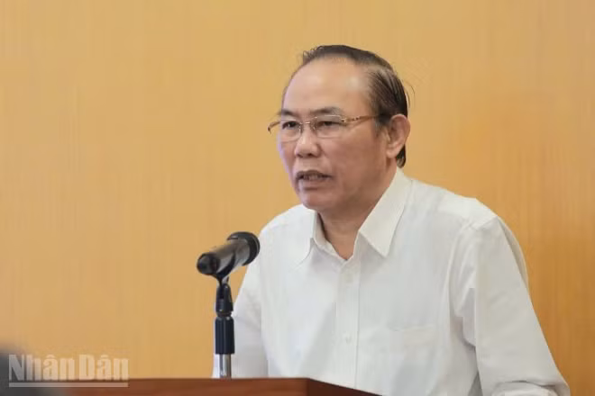Thứ trưởng Nông nghiệp và Môi trường Phùng Đức Tiến chỉ chỉ đạo tại buổi họp báo.