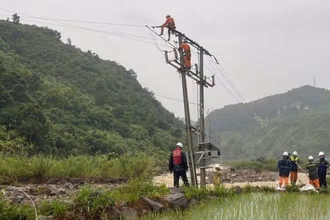 Cấp điện trở lại cho vùng lũ Sơn La. (Ảnh: VOV.VN)