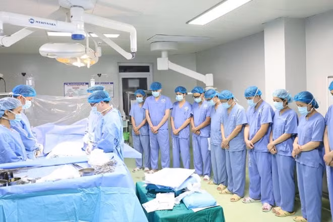 Ê-kíp phẫu thuật cúi đầu tri ân người bệnh hiến tạng.