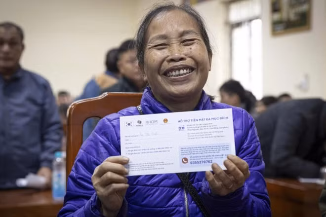 Người dân tại tỉnh Lạng Sơn bị thiệt hại do thiên tai được nhận tiền mặt hỗ trợ từ Tổ chức Di cư quốc tế (IOM).