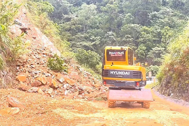 Một điểm sạt lở được lực lượng san gạt để thông đường ở phía bắc tỉnh Quảng Trị.