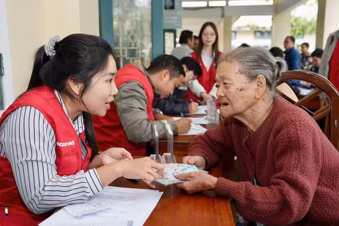 Tổ chức ActionAid quốc tế tại Việt Nam và Quỹ Hỗ trợ chương trình, dự án an sinh xã hội Việt Nam (AFV) trao quà cho các hộ dân nghèo chịu thiệt hại nặng nề do mưa lớn ngập lụt. 