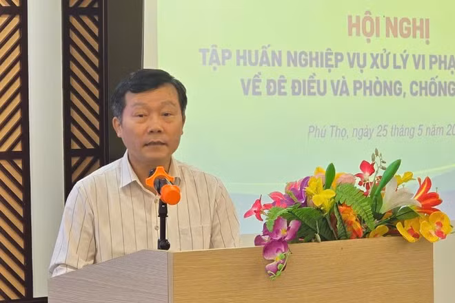 Ông Nguyễn Văn Tiến, Phó Cục trưởng Cục Quản lý đê điều và Phòng chống thiên tai (Bộ Nông nghiệp và Môi trường) phát biểu tại Hội nghị.