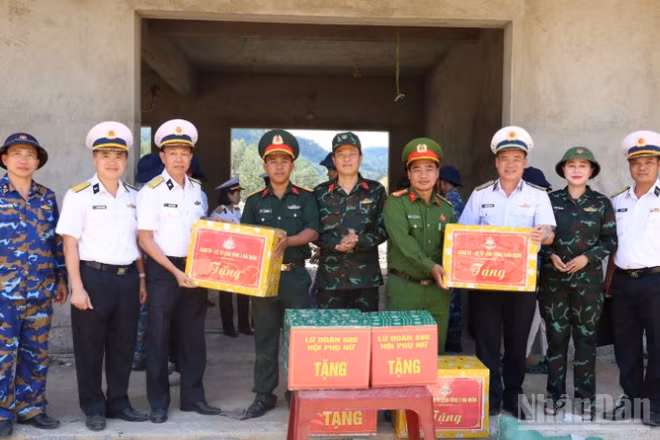 Đoàn công tác Bộ Tư lệnh Vùng 3 Hải quân trao tặng quà cấp ủy, chính quyền và lực lượng vũ trang địa phương.