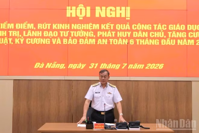Chuẩn Đô đốc Nguyễn Đăng Tiến, Bí thư Đảng ủy, Chính ủy Vùng phát biểu tại hội nghị.