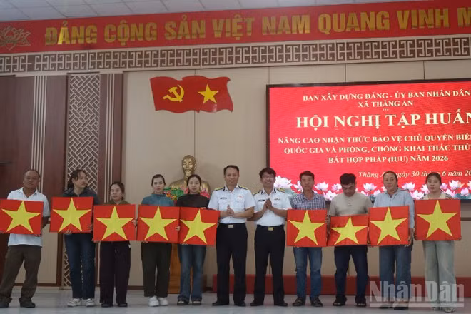Vùng 3 Hải quân trao tặng cờ Tổ quốc cho ngư dân trên địa bàn xã Thăng An, thành phố Đà Nẵng.