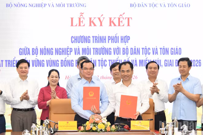 Bộ trưởng Bộ Nông nghiệp và Môi trường Trịnh Việt Hùng và Bộ trưởng Nguyễn Đình Khang ký kết chương trình hợp tác.