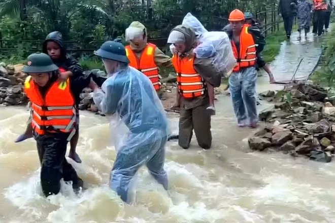 Các lực lượng chức năng tiến hành đưa người dân ra khỏi vùng sạt lở tại các xã vùng cao tại thành phố Huế.
