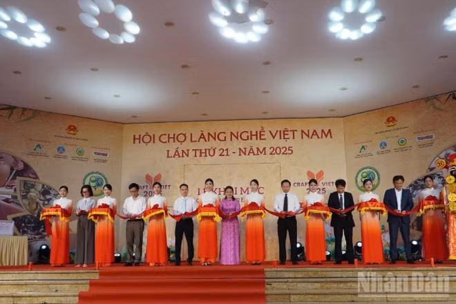 Khai mạc Hội chợ Làng nghề Việt Nam lần thứ 21 năm 2025, triển lãm OCOP quốc gia và Tuần lễ giới thiệu sản phẩm OCOP tỉnh Lạng Sơn tại Hà Nội.