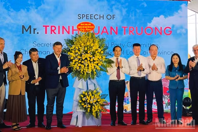 Lãnh đạo tỉnh Lào Cai tặng hoa chúc mừng sự kiện. (Ảnh: THANH SƠN)