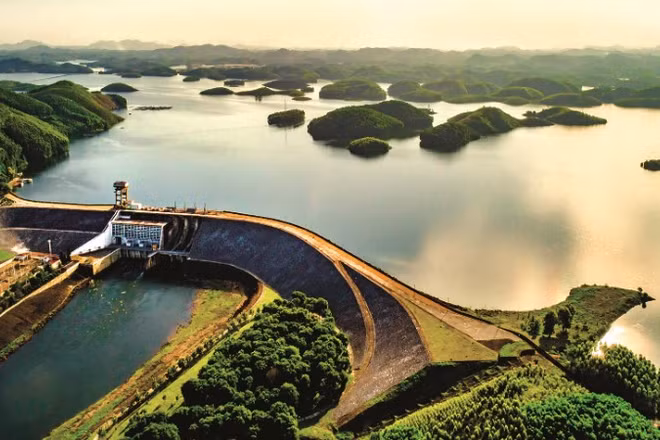 Bộ trưởng Nông nghiệp và Môi trường lệnh: Từ 20 giờ ngày 9/9/2025, mở 2 cửa xả mặt (số 1 và số 3) để khẩn trương đưa mực nước thượng lưu hồ về cao trình 57,0m. (Ảnh: Thacba.vn)