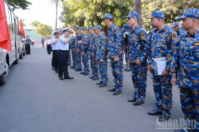 Thủ trưởng Bộ Tư lệnh Vùng 3 Hải quân động viên cán bộ, chiến sĩ lên đường thực hiện nhiệm vụ.