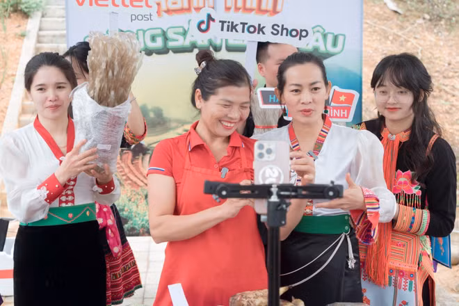 Phiên livestream “Hành trình nông sản Lai Châu” do Tiktok Shop, Viettel Post, UBND tỉnh Lai Châu và chương trình “Hàng Việt vươn mình” phối hợp thực hiện.