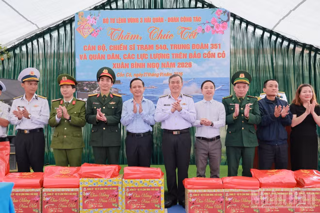 Đoàn công tác Vùng 3 Hải quân thăm, chúc Tết cán bộ, chiến sĩ Trạm Rada 540 (Trung đoàn 351) cùng cấp ủy, chính quyền, lực lượng vũ trang và nhân dân Đặc khu Cồn Cỏ (tỉnh Quảng Trị).