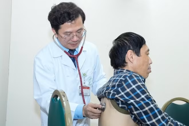Những người thuộc nhóm nguy cơ cao cần khám lọc để phát hiện sớm, điều trị kịp thời và quản lý bệnh COPD hiệu quả. Ảnh: THẾ ANH