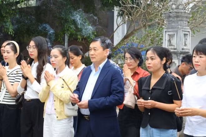Thiếu tướng Lê Văn Thuận và các đại biểu dâng hương tưởng nhớ công ơn Hai Bà Trưng và các vị Anh hùng dân tộc.