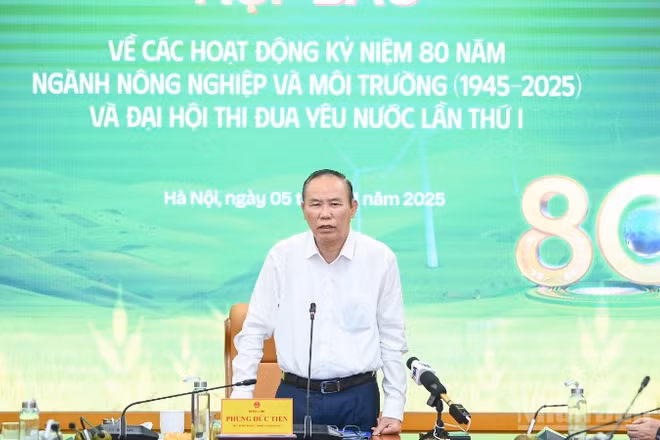 Thứ trưởng Nông nghiệp và Môi trường Phùng Đức Tiến chủ trì họp báo tháng 11.