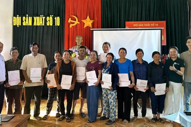 Các hộ nông dân tại các xã Chư Prông và Ia Hrung (tỉnh Gia Lai) nhận chi trả quyền lợi gói bảo hiểm mưa trái mùa. 