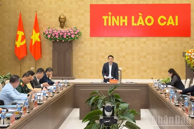 Chủ tịch Ủy ban nhân dân tỉnh Nguyễn Tuấn Anh điều hành hội nghị. (Ảnh: THANH SƠN)