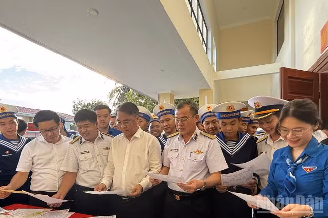 Cán bộ, chiến sĩ Vùng 3 Hải quân và các đại biểu đón nhận những lá thư của cán bộ, đoàn viên, thanh niên tỉnh Cao Bằng trao tặng.