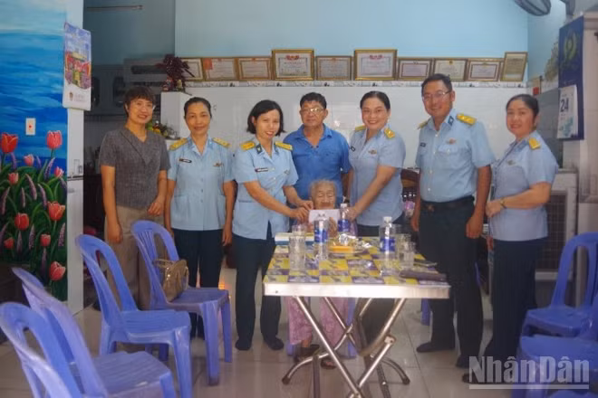 Hội Phụ nữ Trung đoàn Ra-đa 290 tặng quà Mẹ Việt Nam Anh hùng Huỳnh Thị Kiểm.