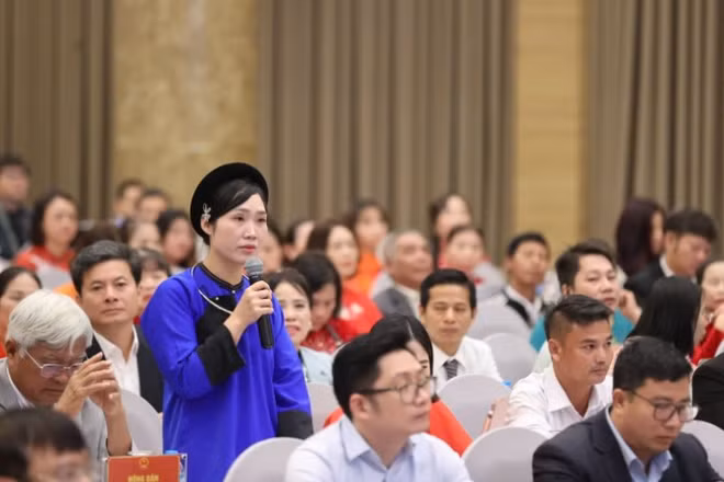 Nông dân Vương Thị Thương, chuyên sản xuất hồng treo gió Lạng Sơn đặt câu hỏi với Bộ Nông nghiệp và Môi trường về vấn đề thú y và khuyến nông địa phương.