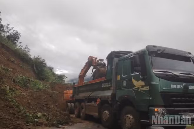 Mưa lớn gây sạt lở nhiều tuyến đường trên địa bàn tỉnh Điện Biên.