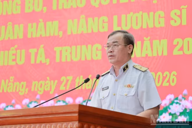 Đồng chí Chuẩn Đô đốc Nguyễn Đăng Tiến, Chính uỷ Vùng 3 Hải quân phát biểu chúc mừng tại Hội nghị. (Ảnh: DUY TRUNG)