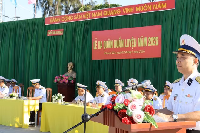 Đại tá Nguyễn Đình Giảng, Phó Giám đốc Học viện phát biểu tại lễ ra quân.