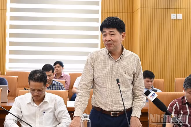 Ông Mai Văn Phấn, Phó Cục trưởng Cục Quản lý đất đai (Bộ Nông nghiệp và Môi trường) giải đáp những vấn đề liên quan đất đai tại buổi họp báo tháng 4. (Ảnh: THANH TRÀ)